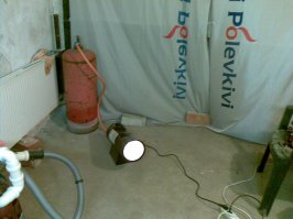 Ну вот нахрена столько гимора со сваркой. Еще Два баллона испортил. Поставил тепловую газовую пушку и всего делов-то...