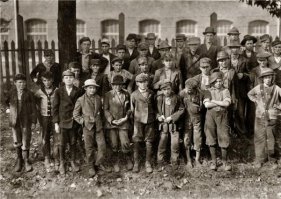 Рабочие фабрики 1910 г.