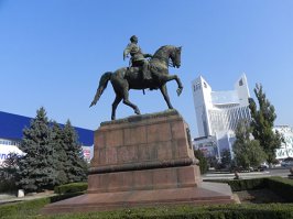 Кстати, памятник Г.Котовскому у нас в Кишинёве считается ЛУЧШИМ КОННЫМ ПАМЯТНИКОМ В ЕВРОПЕ !!! Стоит недалеко от ж/д вокзала, перед гостиницей "Космос".
Автор - талантливый скульптор Лазарь Дубиновский и группа архитекторов.

Помню, как-то в детстве, после просмотра знаменитого фильма "Котовский" (1942 года выпуска, с Николаем Мордвиновым в главной роли) бабушка вдруг стала рассказывать, что после побега из здания городского суда (есть в фильме сцена, где Григорий Иванович сталкивает лбами двух охранников и прыгает вниз со второго этажа - см. фото) Котовский пробежал несколько кварталов и спрятался в доме бабушкиного деда. Полиция перевернула весь район, но не стала обыскивать жилище приличного помещика-виноторговца (моего прапрадеда). Два месяца Котовский скрывался у них в доме, после чего был с трудом выпровожден, с деньгами и новыми документами. 
По сути своей деятельности, он до переворота 1917 года был обычным рэкетиром, но, слава Богу, в отличие от многих бандитов того времени, НИКОГО из своих жертв не убил.

Жалею, что мало расспрашивал своих стариков о прежней жизни... Помню, когда бабушка рассказывала, как в 1916 году на кишинёвском вокзале в числе лучших учениц женского лицея встречала с цветами царя Николая Второго, я был просто потрясён! Для меня, пионера, царь - это было что-то из далёкого космоса... А бабушка так обыденно: "Маленький, рыжий, узкоплечий, с веснушками... Совсем не царского вида." Женский взгляд 10-летней девочки. ))

Если живы ваши старики - расспрашивайте их почаще. О войне, о мирной жизни, снимайте на видео, записывайте, не доверяя памяти! Ваши потомки скажут вам спасибо!