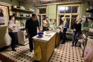 Эх, в коммуналках они не жили...