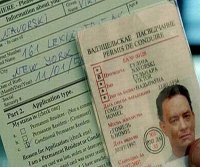 Отсутствие "уважения" к кому то либо, кроме "своих", отличительная черта американцев. Им откровенно плевать кого и как показывать. Практически ни один европейский фильм, за исключением фильмов Бессона и Ричи, не имел особой популярности в США. В подавляющем большинстве Голливуд производит продукцию для собственного потребления либо для собственного + экспорт. Все европейские режиссеры стали известны в США лишь после того, как снимали в Голливуде. 
Приведенный скрин:


показывает, что даже надпись на французском выполнена "коряво", ибо по@х им на всех. Но если взглянуть на весь спектр американских  фильмов, то в ряду действительно достойнейших стоят фильмы американо-итальянских режиссеров, что наводит на определенные мысли. Но главным критерием "качества" фильмов является то, кто именно являлся продюсером ленты, и кто являлся фактическим "заказчиком".