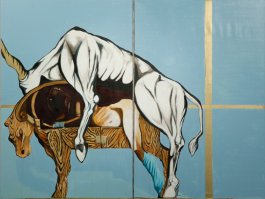 Просто люди в древние времена любили трахаться со всем, что движется и, за отсутствием лженауки - генетики, считалось, что такие связи могут и должны приводить к рождению всяких гибридов.
--
"В самых ранних версиях мифа не говорится о том, откуда взялся минотавр, а только упоминается, что он находился в ловушке под землей в большом лабиринте"
--
Тоже враньё. Вполне однозначно говорится. 
Жена некоего Миноса, властителя Крита, была примерно, как описывают в городских легендах Екатерину Великую, очень похотливой. И однажды воспылала страстью к белому быку (то ли Зевса, то ли еще чьему-то, не помню), что в это время проживал на том же Крите. 
Чё-то у неё с ним не получалось и Дедал (отец того самого Икара, в честь которого названы автобусы, и изобретатель воздухоплаваеия и еще много чего, служивший в то время Миносу) сделал чучело коровы, в котором помещалась Пасифая, чтобы быку было удобно и привычно... В результате Пасифая таки забараменела и родила того самого Минотавра. А лабиринт, в который его поместили, ибо был он плохо воспитан и кровожаден, построил тот же Дедал.
Существует и куча как современных, так и древних картинок на эту тему