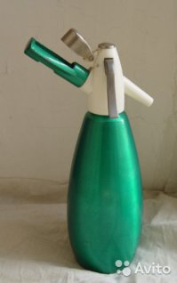 В 90-х когда с зарплатами голяк был вот этим пользовались. Бутылка винца + сифон = шампусик и ощущение праздника :)