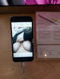 Селфи с демонстрационной техники в магазинах электроники