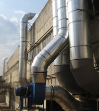 И дизайн-проект, и реализация - внутренняя часть - хорошие.
Но эта ТРУБА!!!!!!  
Такими дымоходами снабжают рестораны в жилых домах. Неужели тямы не хватило что-то по-приличнее сделать? Остальной-то проект сделан "с нуля" и в ином стиле, можно было бы предусмотреть