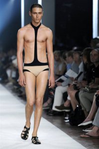 боги. сколько комментвов про "а как жопу вытирать"...
т.е. до таких комментаторов не доходит, что это просто для показа сделано, что потом это все снимается? 
Тоже самое, если бы после каждого модного показа тряпок,люди одевались точно так же, как это выглядит на подиуме.