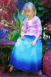 Мама этой девочки - тайка. Вот просто натуральная азиатка, которая имела лубофф с французом. Думаю, в Таиланде если девочка идет вместе с мамой это полный разрыв шаблона)).