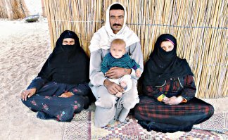 По статистике, альбиносы рождаются в 6 раз чаще у африканцев, чем у европейцев. На 3000 чернокожих младенцев приходится 1 альбинос. 
Большую концентрацию этой аномалии наблюдала в Египте, шоу такое-посещение поселений бедуинов,  с чаепитием и катанием на верблюдах. Там же много детей с синдромом Дауна.