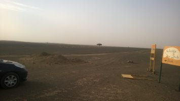 Я себя к туристу причисляю. Имею ограниченное свободное время до ~56 дней в году... Я выбираю такой план действий - просто беру билеты подешевле в интересующую страну (или на своём авто, если недалеко ~до 3к км в одну сторону), там беру авто напрокат имея при себе Here maps или iGo с Карт Бланшем и колесю себе по стране останавливясь на ночлег в ближайшем отеле, хотя бывало, что приходилось устраивать "сафари"/дакар, что б до темноты до отеля/жилого поселения добраться до темноты - весело. Особенно зашибись, что подруга рядом + душ вечером её обязательное условие, даже я к этому привык и по другому уже не могу, т.е. спать в машине - к хорошему быстро привыкаешь.

В этом месте было немного ссыкотно, так как уже вечерело (рано) и видимость была очень плохая из-за сильного ветра с песком, но всё обошлось (на 3-ем фото наконец-то направление увидели). И куча таких историй, только фото к ним не хватает для наглядности ;)