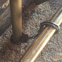 Очевидно же, чтоб наручники не упёрли.