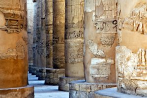 Французы очень много реставрируют - "волонтерствуют", уже более ста лет, с тех пор как крупно  накосячили, в том числе сфинкса подстрелили. А в древнем Люксоре они применили "инновационный" способ расчистки храма от песка - построили платину и затопили его думая смыть песок, однако с уходом воды - размыло храм, по фотками видно что колоны снизу реставрировали... Я думал про французов и их бесплатную помощь "сказки", однако сам увидел бедных студентов вынужденных делать монотонную работу, работы по восстановлению там еще на сто лет)