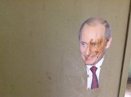 Еще один бог фотошопа :) лови живое фото без ретуши. Видишь как поклонники мажут лик главстерха шоколадом? :)