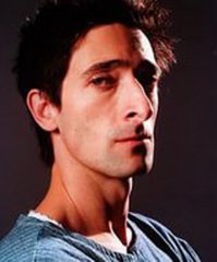 "Уже более трех лет Лариса Тяка (это ее настоящее имя) встречается с красавцем Эдриеном".
Броди красавец? С какого ракурса?