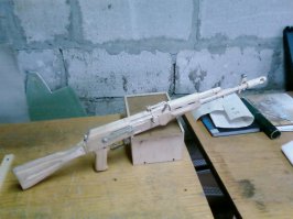 Топорно очень. Не вариант, отстой просто. Вот это оружие из дерева, а то что у автора - детский сад. Вообще стыдно этот тяп ляп на сайт выкладывать.