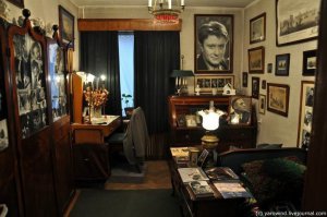 Еще при жизни Мария Владимировна Миронова (мать Андрея Миронова) передала свою уникальную коллекцию русского фарфора в Музей декоративно-прикладного искусства, а собственную квартиру и все, что в ней находится, завещала Центральному театральному музею имени А. А. Бахрушина с целью организации в ней мемориальной квартиры семьи трех актеров. Ее последняя воля была исполнена. В 1999 г. в Москве (Малый Васильевский, дом № 7) открылся музей-квартира знаменитой актерской семьи Мироновых - Менакера.

А сейчас модно все продавать...