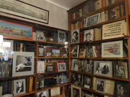 Еще при жизни Мария Владимировна Миронова (мать Андрея Миронова) передала свою уникальную коллекцию русского фарфора в Музей декоративно-прикладного искусства, а собственную квартиру и все, что в ней находится, завещала Центральному театральному музею имени А. А. Бахрушина с целью организации в ней мемориальной квартиры семьи трех актеров. Ее последняя воля была исполнена. В 1999 г. в Москве (Малый Васильевский, дом № 7) открылся музей-квартира знаменитой актерской семьи Мироновых - Менакера.

А сейчас модно все продавать...