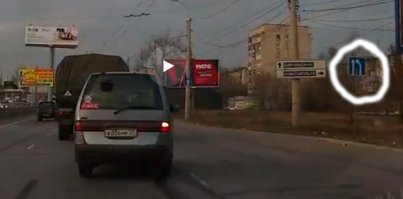 А вот и ключевой момент. Определяющий кому надо было перестраиваться предоставляя преимущества соседней полосе. Ученик однозначно прав.