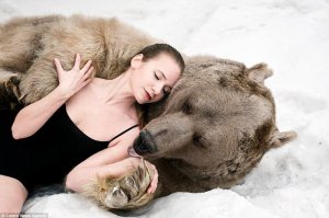 самая верхняя фотка. тот же мишка. фоткаются.сколько шума было.