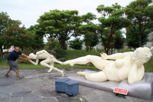 35 безумных фотографий с памятниками, которые поднимут настроение 