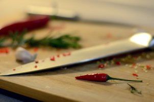 По кулинарной части есть вопросы, но не критично. Но вот текст... Умоляю, прекращайте использовать уменьшительно-ласкательные суффиксы в рецептах. Мяско с водичкой в духовочке? Вы серьезно?! Слюнки текут от вкуснятинки? Вот, вот замаячил на горизонте майонезик. Так и представляется младенец, перемазанный собственными слюнями и фруктовым пюре.. Пюрешечкой..

Уфф.. простите, разговнился. С кем не бывает, верно? И я свиные ребра люблю. Только готовлю их немного по-другому. С халапеньо и халапеньо-чипотле вместо табаско. Вместо меда добавляю соус из тутовника, армянский (названия не помню). Лук и чеснок долой. Соевый соус долой. Соли довольно много. Вообще, всё просто: сладкий соус для сладости и карамелизации, соль, чипотле и халапеньо для благородного ацтекского огня:) Ничего не томится - обжигается на максимальной температуре минут 25 в духовке под грилем. Покажу фотки.. Не знаю, какой там из меня фотограф; что вышло, то вышло. Чеснок с розмарином - отдельная лента ребер для детей, женщин и слабых духом.