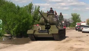 Было наши на этой тридцадьчетверке патрулировали город))))