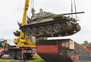 "Английский Марк-5 в Архангельске"

У нас в Луганске их два)))

Да и вообще по всему миру их всего штук пять осталось. У мелкобритов так и ни одного)))

Еще у нас Т-34 есть, она на ходу:)
