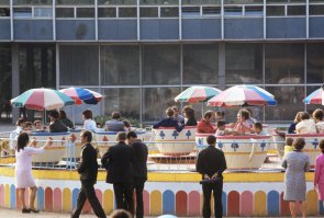 Кафе говоришь? И столики говоришь двигаются? Спросил бы у взрослых, ну или, в инете копнул бы, про эти аттракционы.