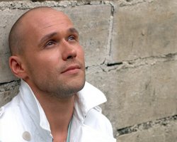 Уже давно ходят слухи о том, что знаменитый российский актер Максим Аверин – гей. Некоторые представители прессы решили доказать это, исходя из его заявлений и поступков.Одно из российских изданий утверждает, что Максим Аверин – красивый 35-летний мужчина – не только до сих пор не женат, но и ни разу не был замечен в женском обществе. Более того, как оказалось, он любит жеманничать в разговоре, а некоторые его высказывания вызывают откровенное недоумение у звезд мужского пола и представителей СМИ:

Например, как-то в одном интервью он сказал:

– В гостиничных номерах я всегда стараюсь создать себе уют. Обязательно покупаю цветы. Белые охапками. Люблю гвоздики, розы...

Впрочем, это не самое главное. В спектакле Дед мороз-мерзавец он так натурально сыграл роль трансвестита, что у публики был шок, когда актер разделся, и публика узнала в нем известного милиционера из сериала Глухарь.

Кстати, Максим всячески избегает драк. Он очень боится, что даже в постановочной потасовке во время съемок ему могут подпортить лицо. Это тоже может свидетельствовать о том, что Аверин – гей, о чем с удовольствием и пишут в прессе.
А вместо того, чтобы на всю страну заявить: "Я не гей", – Максим продолжает кокетливо улыбаться и на все вопросы о личной жизни расплывчато отвечать:

– Не пишите, что я одинок, мне есть с кем просыпаться!Напомним, Максим Аверин, которого поклонники привыкли видеть на экране и в жизни в образе брутального лысого мачо, сменил имидж. Теперь у него симпатичная короткая стрижка, которая, как считает артист, очень ему идет.