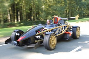 Ariel Atom
Общие данные
Производитель:	Ariel Ltd
Годы пр-ва:	1996—настоящее время
Дизайн
Двигатели
245—300 bhp supercharged Honda K20Z 2.0 L or 373 кВт V8
Характеристики
Массово-габаритные
Длина:	3410 мм
Ширина:	17 980 мм
Высота:	11 950 мм
Масса:	456 кг
На рынке
Похожие модели:	Lotus Seven
ElfinClubman
Другое
Дизайнер:	Nik Smart