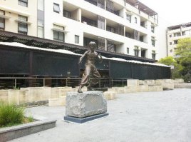 Точно такой-же стоит в Сиднее в районе Kogarah, перед библиотекой