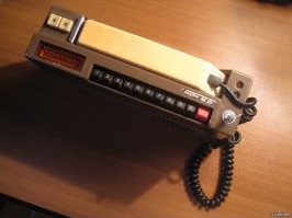 Фактически, это радиоудлинитель, такой же, как домашний сименс. А слева - сотовый. Это разные штуки. До этой моторолы и там было полно радиотелефонов. Тока ТАМ было ПОЛНО и они использовались, а У НАС - как всегда, ЕДИНСТВЕННЫЙ тестовый экземпляр... Нет, позже был, конечно, и "Алтай", но только для партфункционеров (у нас с братом тоже был :) но еще позже. но реально работал), но это тоже не сотовый. Он, конечно, мог работать и с разными базами, но для перехода к следующей базе, нужно было дозваниваться до неё отдельно...