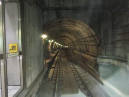 Я уже давно не ребенок, но всю жизнь мечтал увидеть то, что видит машинист метро. Откуда-то из детства мечта эта. 
Тут недавно поехал в командировку в Копенгаген, а там метро такое же как автор поста описал.
 Я там ездил всегда на передних сиденьях и наслаждался. Сбыча мечт произошла. Видать у меня была такая счастливая физиономия, что на меня косились другие пассажиры.