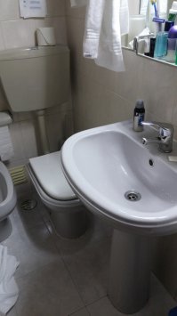 Лиссабон, гостиница "Фламинго". Если перепробовался портвейнов, очень удобно - и сел, и морда в раковине. А утром можно зубы сразу чистить :)