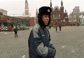 "Бразильский футболист Рональдо на Красной площади, Москва, апрель 1998 года . "
Рональдо, наверное, прифигел от такого АПРЕЛЯ, со снегом.
