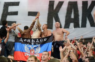Когда встал вопрос, с кем «Спартаку» сыграть на матче открытия нового стадиона, было принято решение обратиться к киевскому «Динамо» как одному из извечных соперников красно-белых. Однако ввиду кризиса на Украине киевские бело-голубые отказались участвовать в спартаковском празднике. Тогда своё слово сказали фанаты столичной команды. Болельщики попросили владельца клуба Леонида Федуна пригласить друзей из Белграда — команду «Црвена Звезда», с фанами которой у москвичей давно сложились практически братские отношения. Клубное руководство поддержало болельщицкие начинания.

Вместе с самой командой в Москву приехала и вся основная фанатская братия «Црвены Звезды». Вкупе с главным ньюсмейкером восточноевропейского фанатского движения 34-летним Иваном Богдановым, который «вошёл в историю», сорвав четыре года назад матч своей сборной с Италией на выезде в Генуе. Тогда буйного серба по прозвищу Иван Грозный поймали только после матча, обнаружив в багажнике туристического автобуса. А на этот раз он вовсю размахивал на трибуне «Открытие Арены» флагом ДНР.

Предполагается, что Богданов является членом правой организации «Тигры Аркана», принимавшей участие в военных конфликтах 90-х на просторах бывшей Югославии. На данный момент некоторые последователи «тигров» путешествуют вместе с любимой командой и поддерживают братские отношения с почитателями схожих по идеологии команд.
