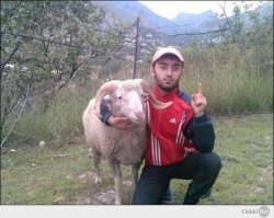 да какие шутки? когда такой еб_ла_н вырос задниприводной, любитель попидрилиться ... ей и так в жизни досталось