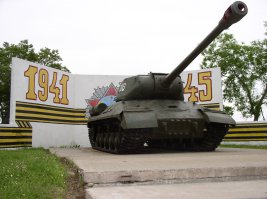 ИС-2 на стеле и на помойке... о. Итуруп, п. Горячие Ключи.