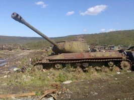 ИС-2 на стеле и на помойке... о. Итуруп, п. Горячие Ключи.