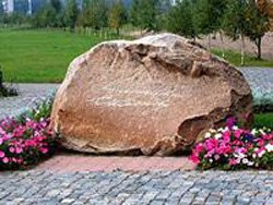 Немногие знают где похоронен Константин Симонов.При жизни он завещал развеять свой прах над Буйничским полем под Могилевом.Первые дни войны молодой корреспондент встретил именно там вместе с героями-защитниками города.Так и произошло.Прах развеяли с самолета и установили памятный знак.