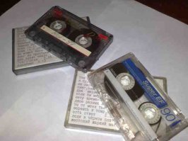 Вот. Только сфоткал. Не поленился и слазил в закрома. Последние из сберегаемых. Записи моей группы 94-97. Храню как талисман. Остальной ящик на даче мёрзнет уже лет 15.