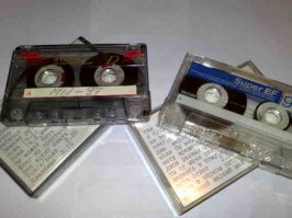 Вот. Только сфоткал. Не поленился и слазил в закрома. Последние из сберегаемых. Записи моей группы 94-97. Храню как талисман. Остальной ящик на даче мёрзнет уже лет 15.