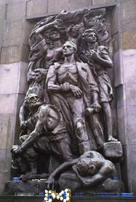 Мордехай Анелевич был официальным руководителем восстания в Варшавском гетто. 18 января 1943 года повстанцы сумели сорвать вторую волну депортации (вместо 8 тысяч жителей гетто, которых следовало депортировать по плану операции, немцы сумели депортировать лишь 5-6 тысяч). Эта вооруженная акция внесла ощутимый вклад в срыв и отсрочку финальной депортации евреев Варшавы. До последнего отказался уходить из гетто. 8 мая 1943 года, когда бункер Анелевича на улице Милой, 18, был окружен немецкими войсками, Анелевич с возлюбленной, как и его бойцы, совершили самоубийство. 
Награждён посмертно польскими орденами: Крестом Храбрых (Армия крайова, 1944) и Крестом Грюнвальда 3-ей степени (1945, Народное войско польское). В годы войны имя Анелевича носил также отряд Гвардии Людовой, созданный из выживших бойцов Варшавского гетто.
В Варшаве на месте последних боёв восставших евреев установлен памятник Героев гетто. В его честь названа одна из улиц города, на которой во время оккупации находилась тюрьма-концлагерь Генсиувка. В Израиле в его память был основан киббуц Яд Мордехай .
На второй фотографии - Памятник повстанцам Варшавского гетто, Варшава, Польша. Барельеф Мордехая Анелевича располагается в центре скульптурной композиции .