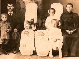 в 19 веке в Европе существовала традиция — фотографировать умерших людей, словно они просто спят. Как известно, в те времена ни у каждого была возможность сфотографироваться в течение жизни. Поэтому, когда человек умирал, члены его семьи приглашали фотографа и просили его сфотографировать покойного. Интересно то, что усопшего могли посадить за стол и снять в кругу его семьи, словно он еще живой. Таким образом родственники хотели оставить память о покойном.