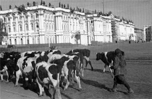 не блокадный Ленинград, а площадь Урицкого(ныне Дворцовая пл.)...фото 1934 года