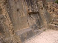 Ты забыл добавить, что в городе нет культурного слоя, и многие жилища ни когда не оборудовались крышами. Фактически город был построен до такого состояния как сейчас и в нём ни кто не проживал. 
А с камнем они творили всё что хотели. С гранитом обращались как с пластелином.
 

Какие то камни брались прямо здесь,

А какие то в скале напротив

Вырубив камушек, строители на нём прилетали на место стройки