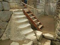 Ты забыл добавить, что в городе нет культурного слоя, и многие жилища ни когда не оборудовались крышами. Фактически город был построен до такого состояния как сейчас и в нём ни кто не проживал. 
А с камнем они творили всё что хотели. С гранитом обращались как с пластелином.
 

Какие то камни брались прямо здесь,

А какие то в скале напротив

Вырубив камушек, строители на нём прилетали на место стройки