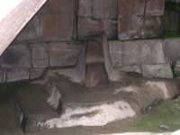 Ты забыл добавить, что в городе нет культурного слоя, и многие жилища ни когда не оборудовались крышами. Фактически город был построен до такого состояния как сейчас и в нём ни кто не проживал. 
А с камнем они творили всё что хотели. С гранитом обращались как с пластелином.
 

Какие то камни брались прямо здесь,

А какие то в скале напротив

Вырубив камушек, строители на нём прилетали на место стройки