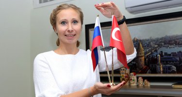 "Группа российских женщин, состоящих в браке с турками и проживающие в Турции, выразили обеспокоенность в связи с эскалацией напряженности в отношениях между своей Родиной и Турцией, и заявили, что они хотели бы стать средством для установления мира.

Около 70 российских женщин изучают турецкий язык на курсах, организованных совместно Университетом Анкары и Анталийской Ассоциацией русской культуры и искусства по четыре часа в день, чтобы быть в состоянии общаться со своими новыми родственниками, соседями и помогать своим детям в выполнении домашних заданий.
На фоне роста напряженности между двумя странами, женщины отметили, что они счастливы жить в Турции, и что они могут учить своих детей и русскому и турецкому языкам и культурам.
Анна Доганиилмаз сказал агентству Анадолу, что она живет в Анталии уже в течение семи лет, и что рядом живет множество других русских.
"Наши дети живут с нами, и они ходят в школу. Наши мужья турки и живут здесь. Мы не хотим войны. Мы хотим, чтобы напряженность закончилась, а наши дружеские отношения продолжались", - добавила она.
"Я живу здесь вместе с моим мужем-турком и нашими детьми. Мы учим турецкий язык. Мы любим Турцию и турецкий язык," - сказала Инна Угур, другой студентка курсов.
Ирина Киремисти, еще одна студентка также высказала свою озабоченность в связи с эскалацией напряженности: "Я хотела бы стать мостиком мира. Я хочу мира. Я живу здесь в течение восьми лет. Я ассоциирую себя с Турцией сейчас".
Президент Анталийской Ассоциацией русской культуры и искусства Ирина Балджы сказала, что она живет в Турции в течение восьми лет, и что их курсы очень популярны среди россиян, проживающих в Анталии. Балджы подчеркнула, что есть много турок, которые говорят на русском, и что отношения между турками и русскими в Анталии очень хорошие. Она также добавила, что Ассоциация планирует организовать мероприятия и фестивали, чтобы содействовать миру между двумя странами.
По официальным данным на начало 2015 года в Алании (туристический район в южной провинции Анталия) 314 женщин из 39 разных стран зарегистрировали браки с турками. Причем 67 из них были из России, 56 из Германии и 22 с Украины."