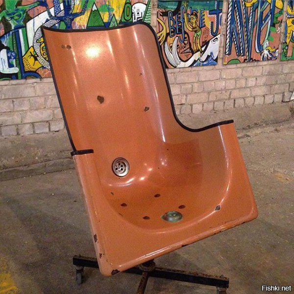 Идеальный стул для геймера! И попукать и пописать не вставая)))