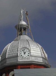 Здесь-то что не так? Лестница привязана, на чуваке страхоака!